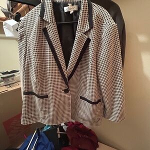 Houndstooth pattern blazer